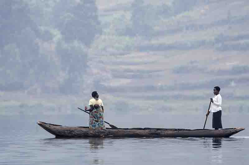 78 - Uganda - lago Bunyonyi - gente trabajando en barca